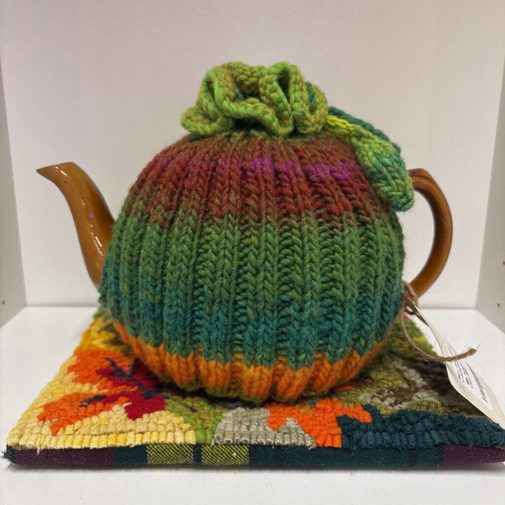 BB Teapot with Cozy and Maple Leaf Mat