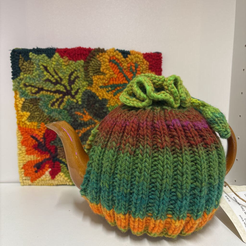 BB Teapot with Cozy and Maple Leaf Mat