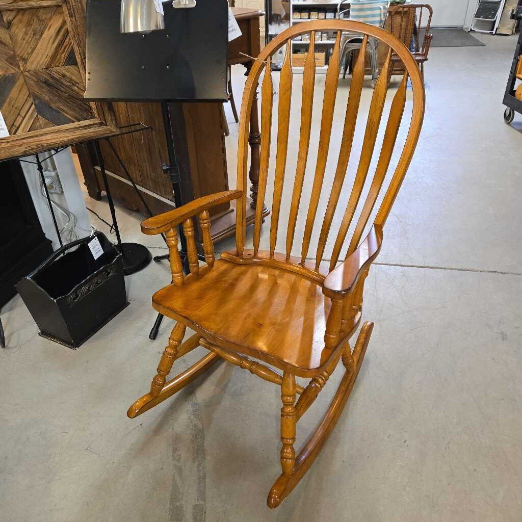 WOOD ROCKING CHAIR