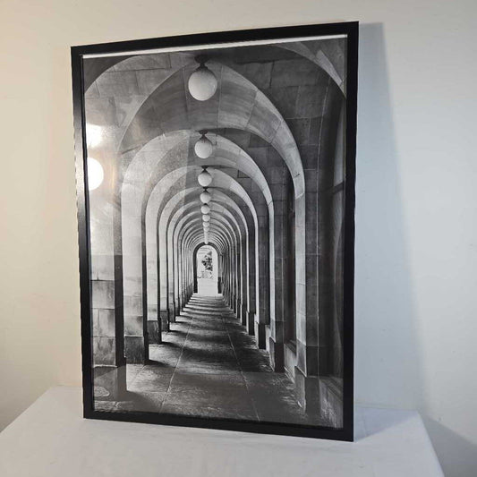B&W WALKWAY