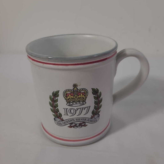 THE QUEEN'S SILVER JUBILEE MUG