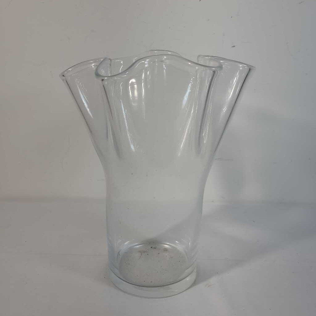 RUFFLED VASE