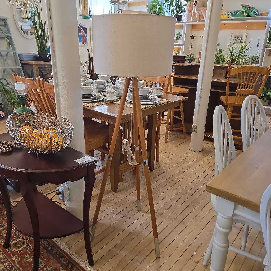 TRIPOD FLOOR LAMP