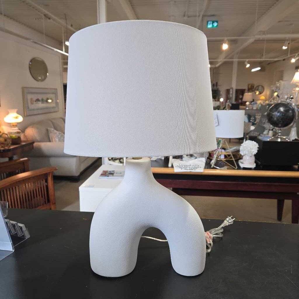 WHITE TEXTURED TABLE LAMP