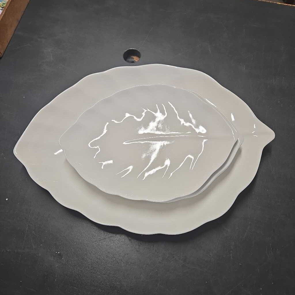 S/4 URBAN BARN WHITE LEAF PLATES