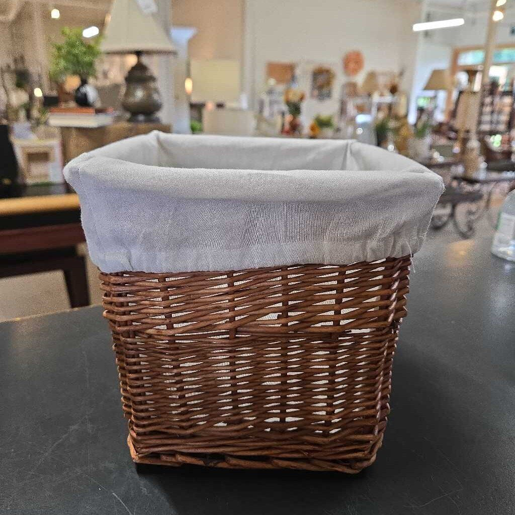SM BASKET W/WHITE LINER