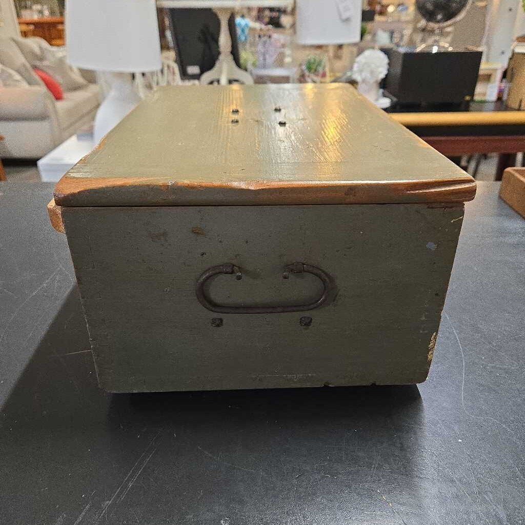 VTG GREEN WOODEN BOX