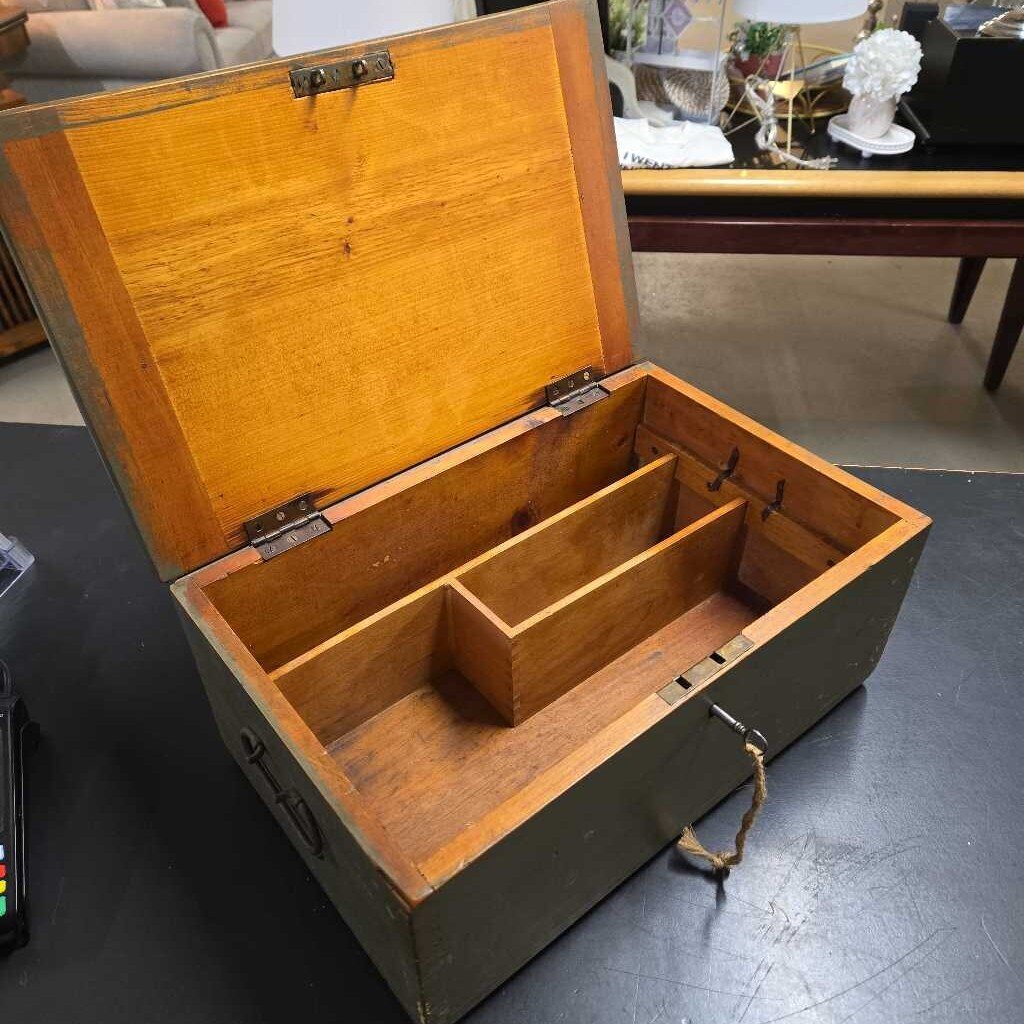 VTG GREEN WOODEN BOX