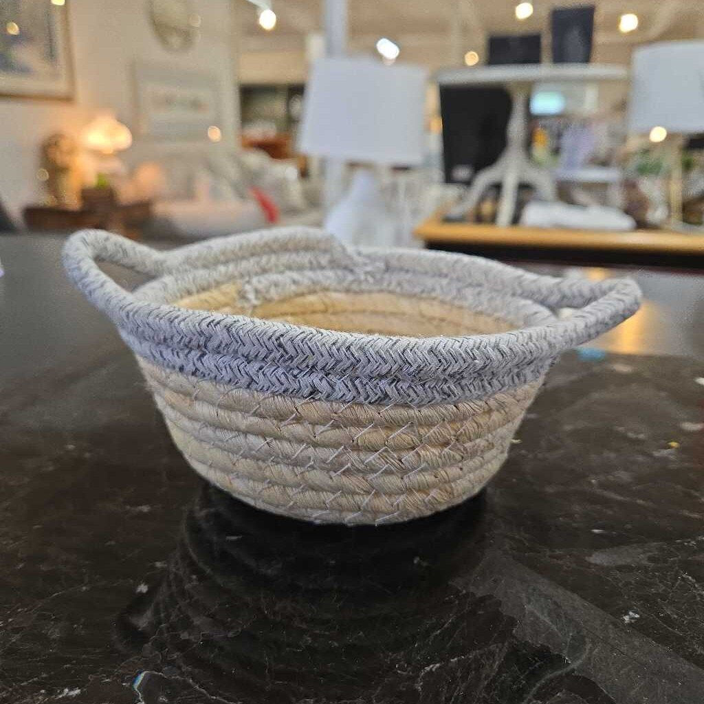 SM 2 TONE WOVEN BASKET W/HANDLES