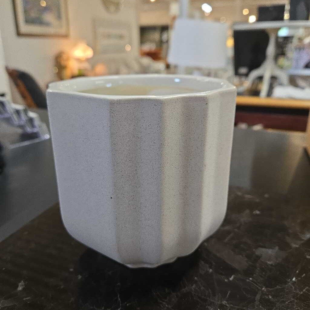 TEXTURED RIBBED POT