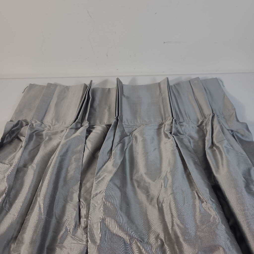 WILDCAT SILK PLATINUM PINCH PLEAT PANEL
