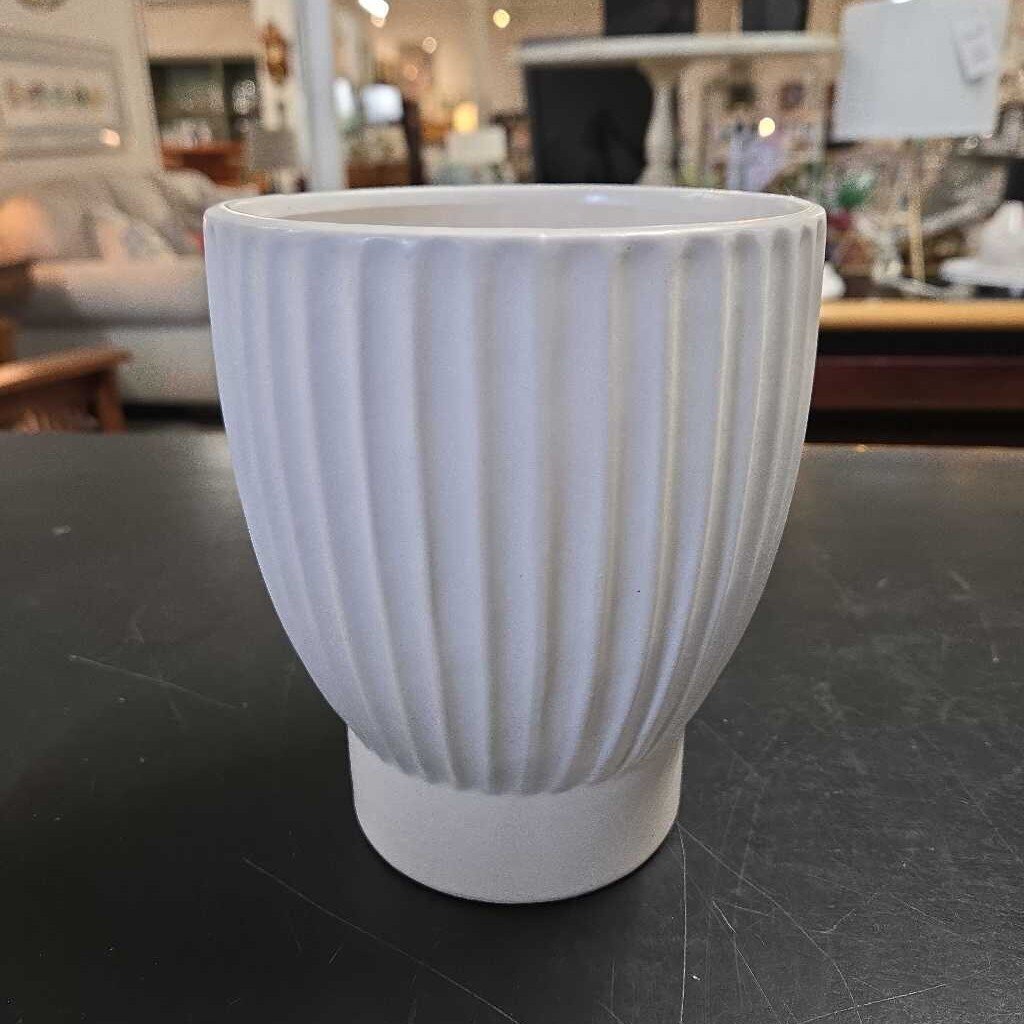 WHITE RIBBED POT