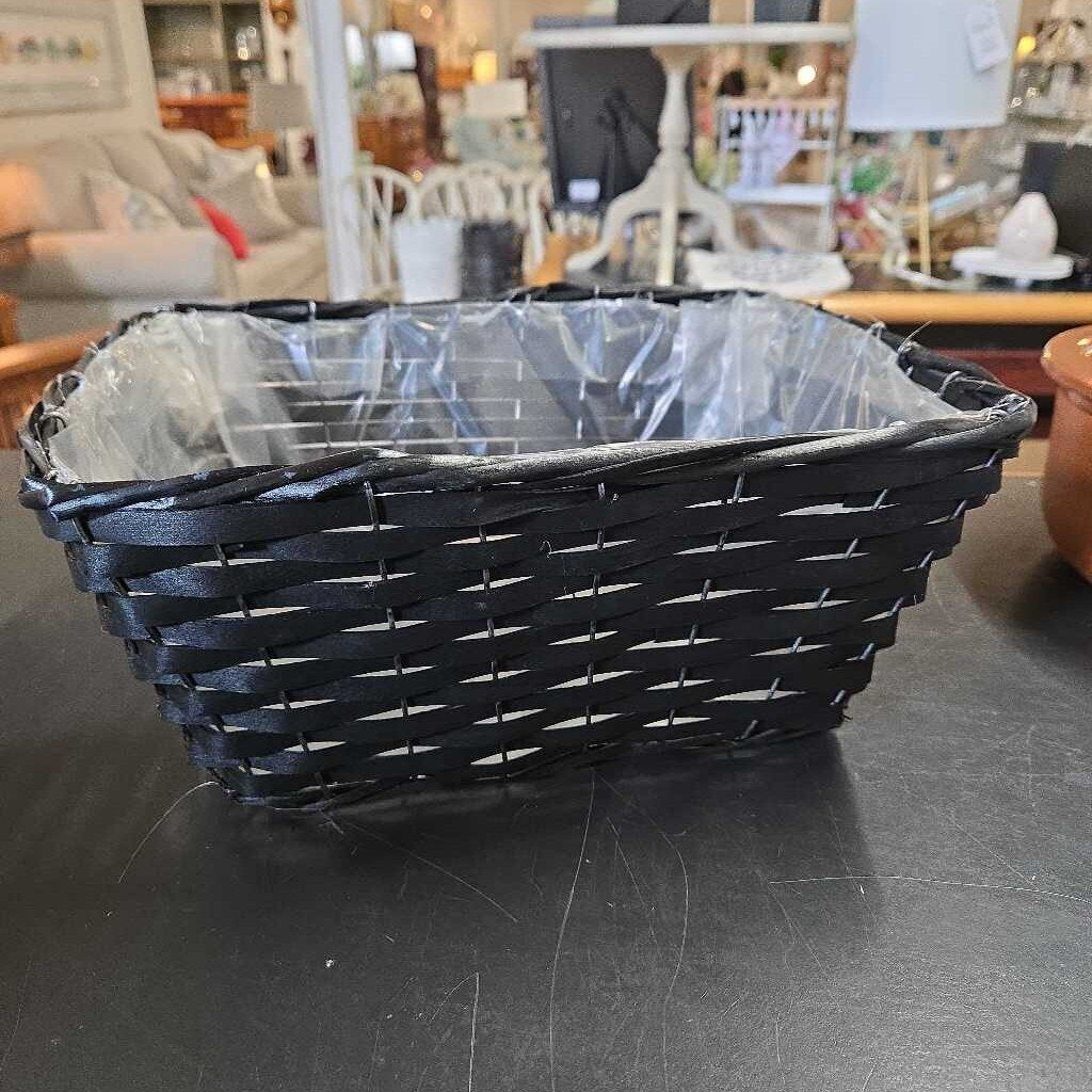 BLACK BASKET W/PLASTIC LINER