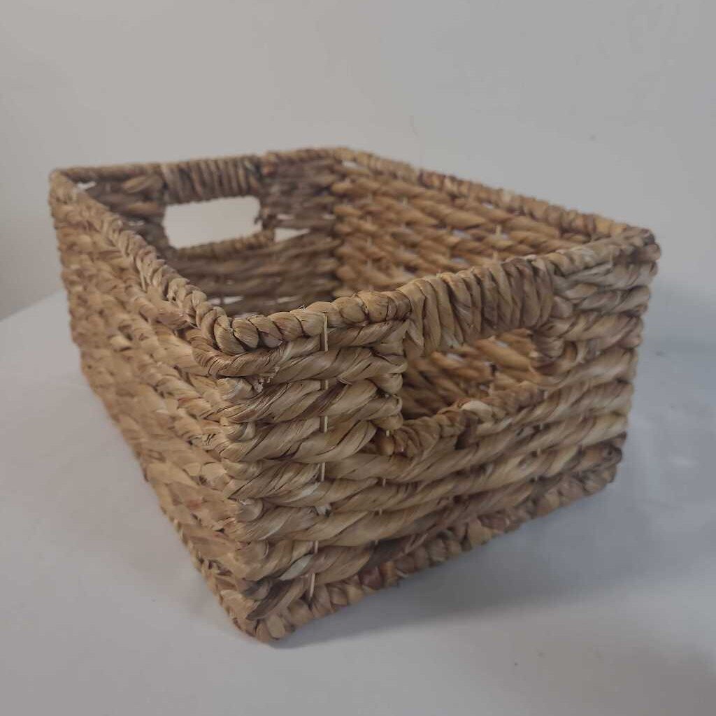 WOVEN BASKET W/ HANDLES