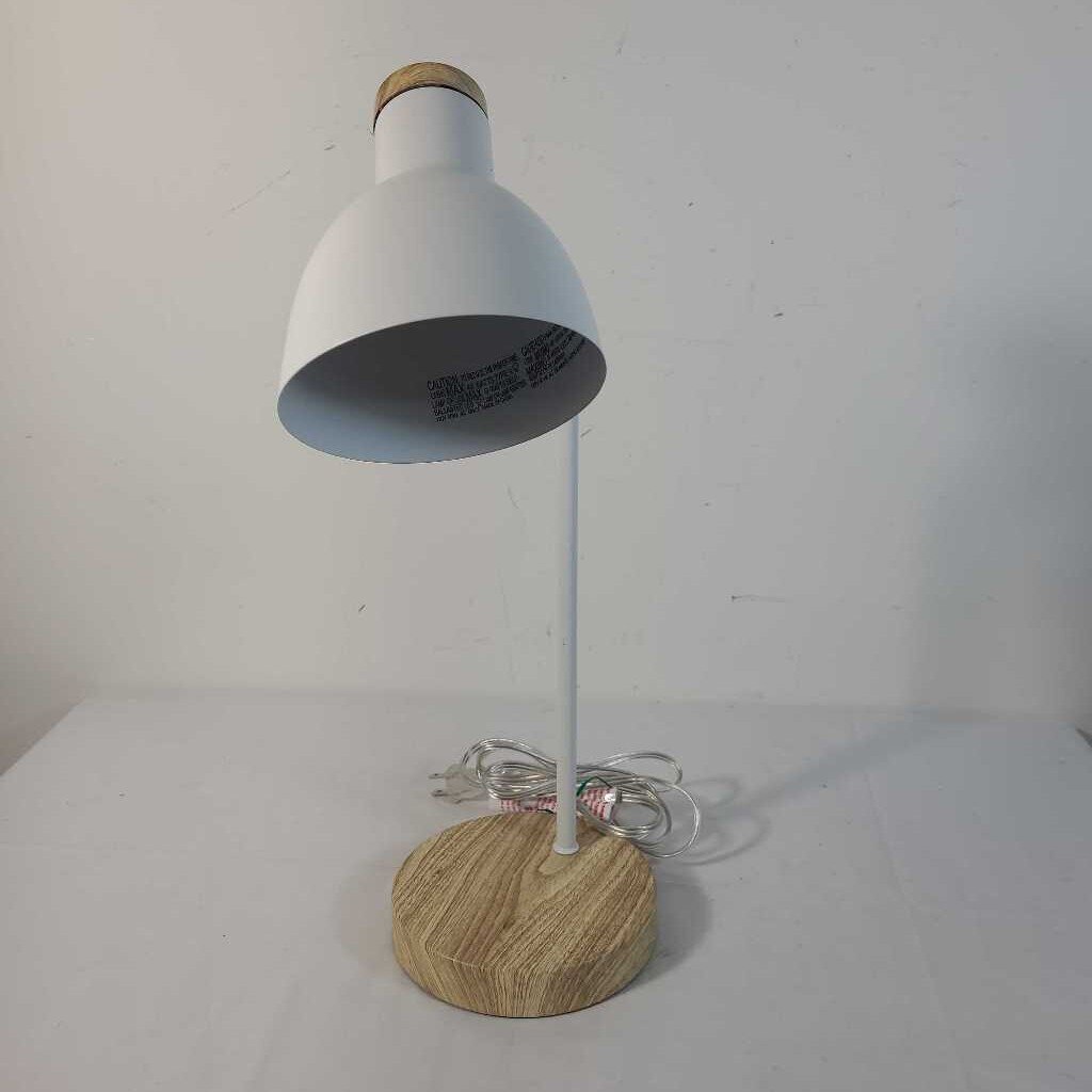 WHITE ADJUSTABLE DESK LAMP W/ USB PORT