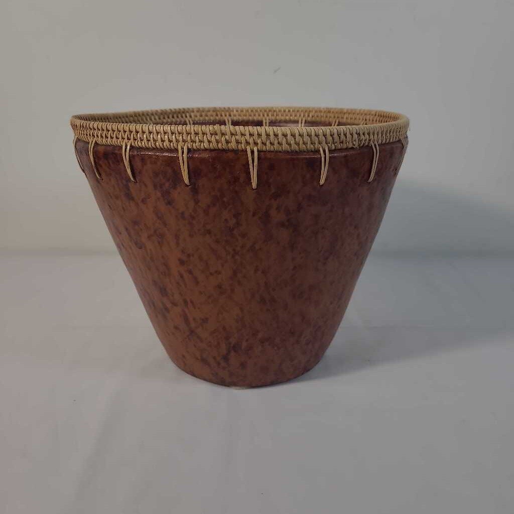 BROWN SPONGED VASE W/RATTAN EDGE