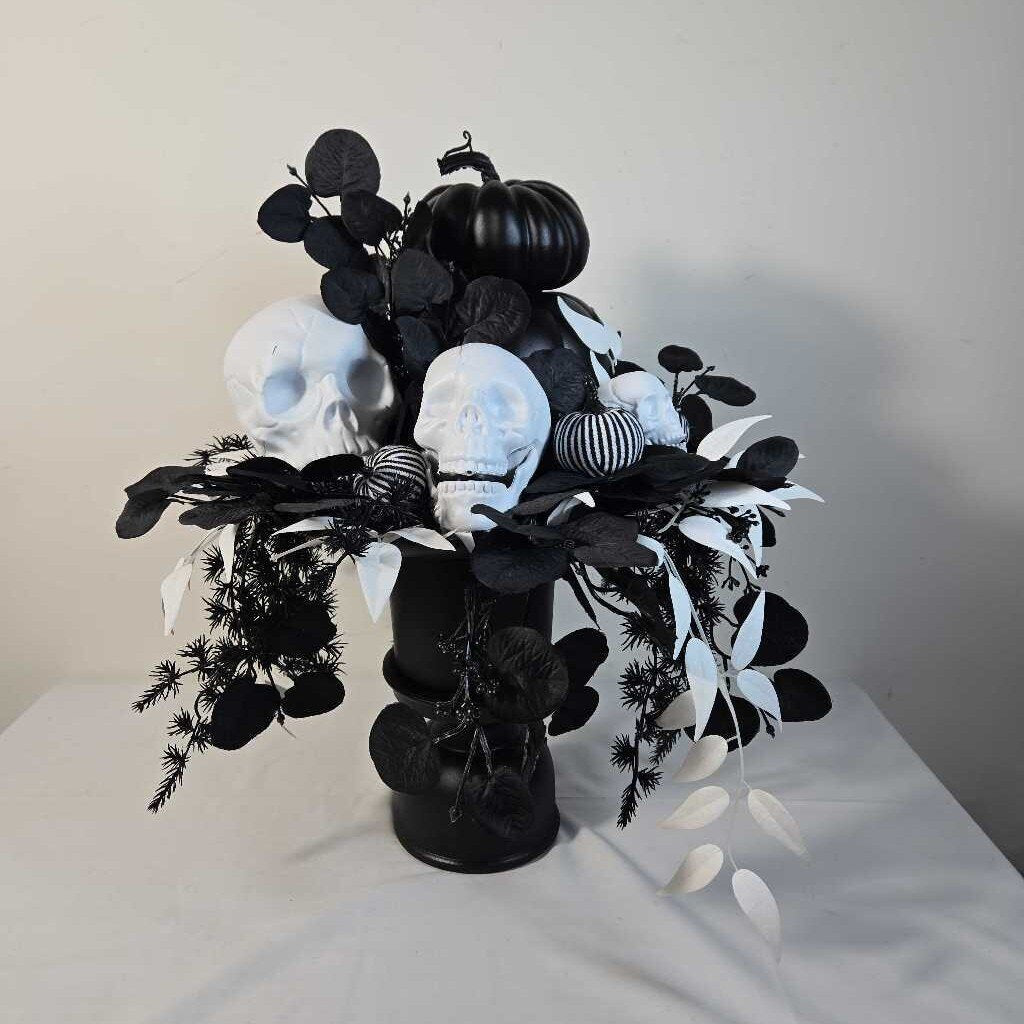 BLACK & WHITE ARRANGEMENT W/SKULLS & PUMPKINS
