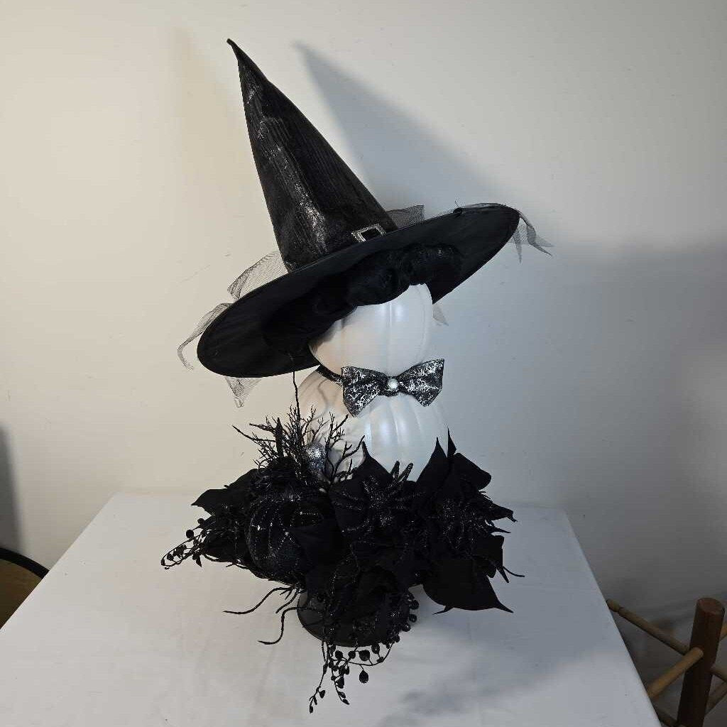 PUMPKIN WITCH W/BLACK ACCENTS