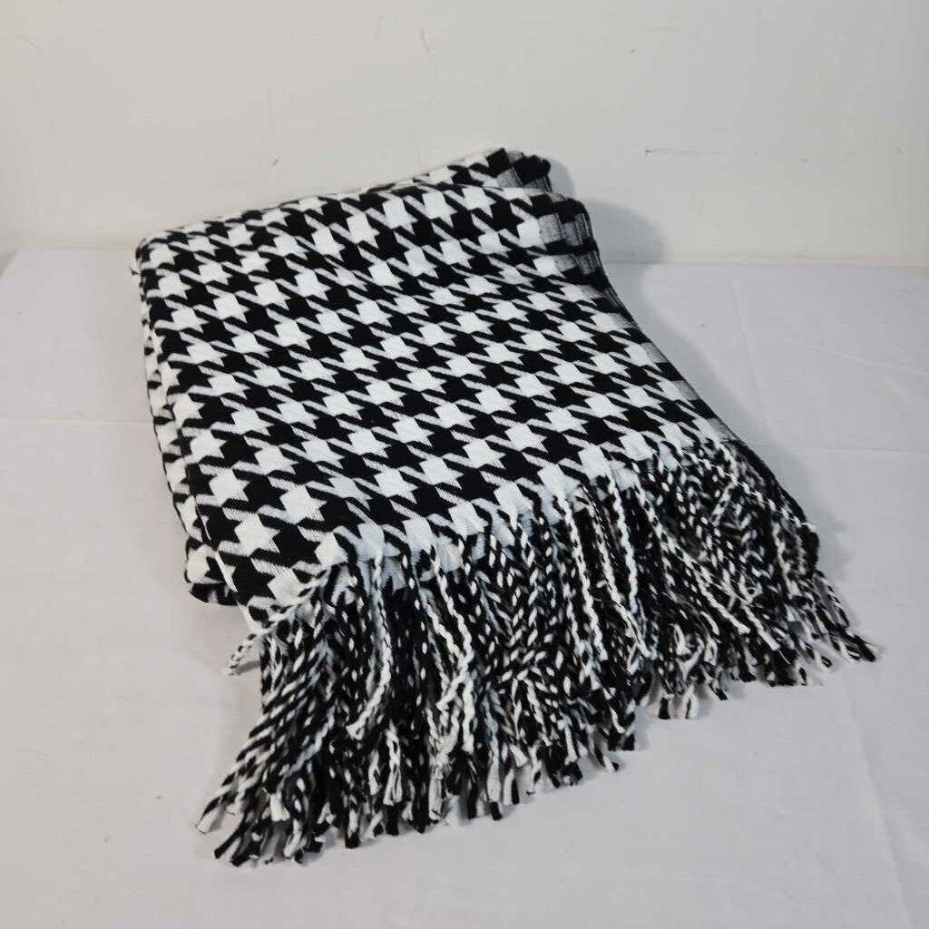 BLACK HOUNDSTOOTH THROW