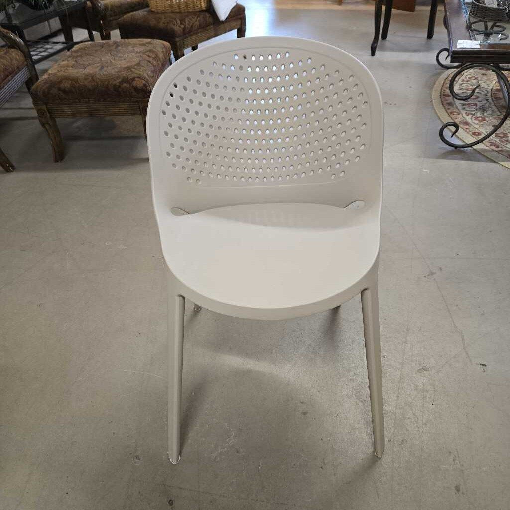 BEIGE PLASTIC DESK CHAIR