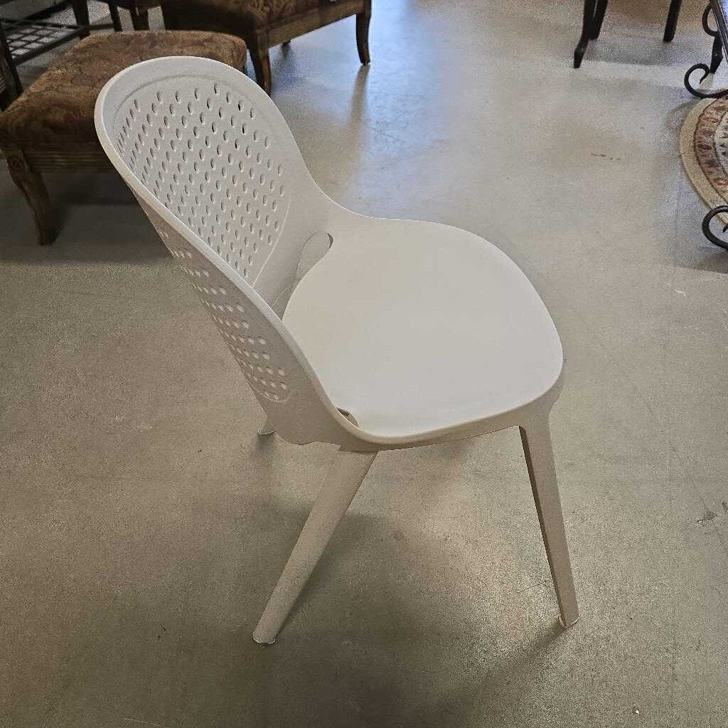 BEIGE PLASTIC DESK CHAIR