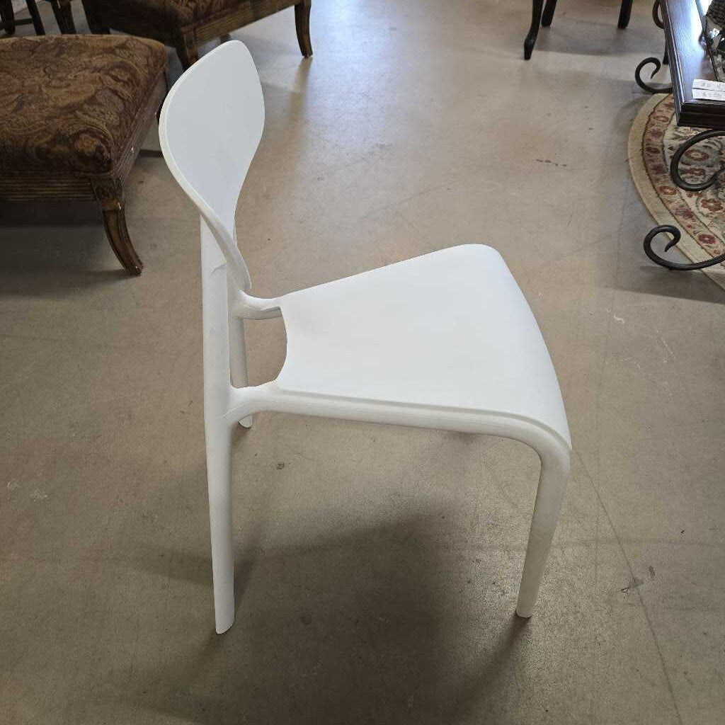 WHITE PLASTIC DESK CHAIR