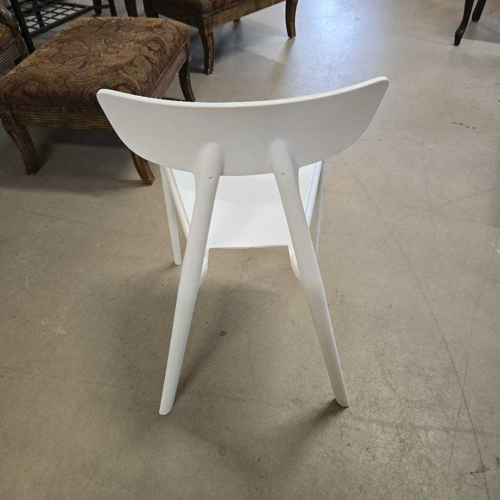 WHITE PLASTIC DESK CHAIR