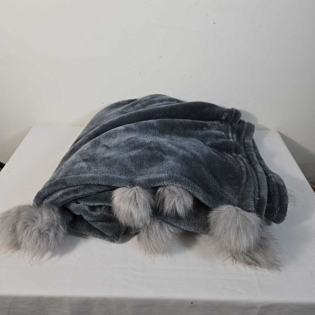FUZZY THROW W/GREY POMPOMS