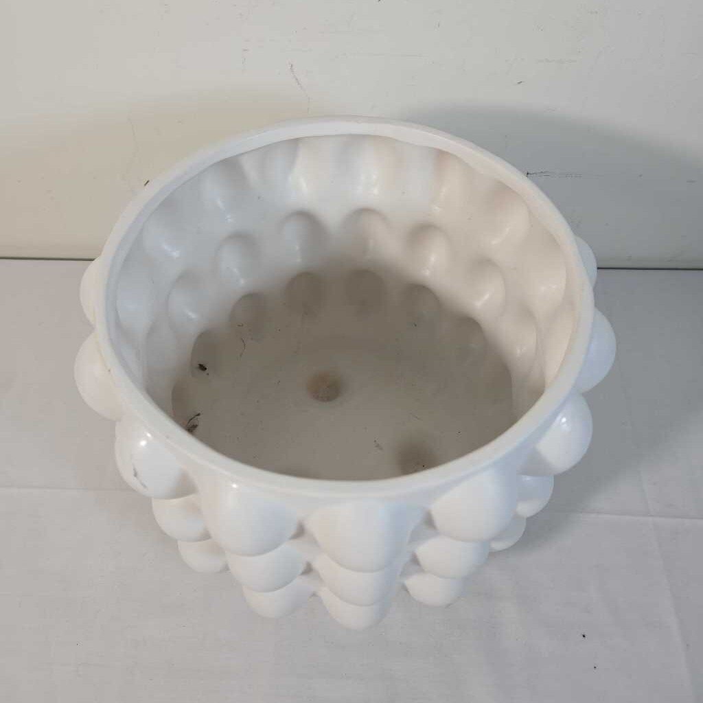 WHITE FOOTED BUBBLE POT