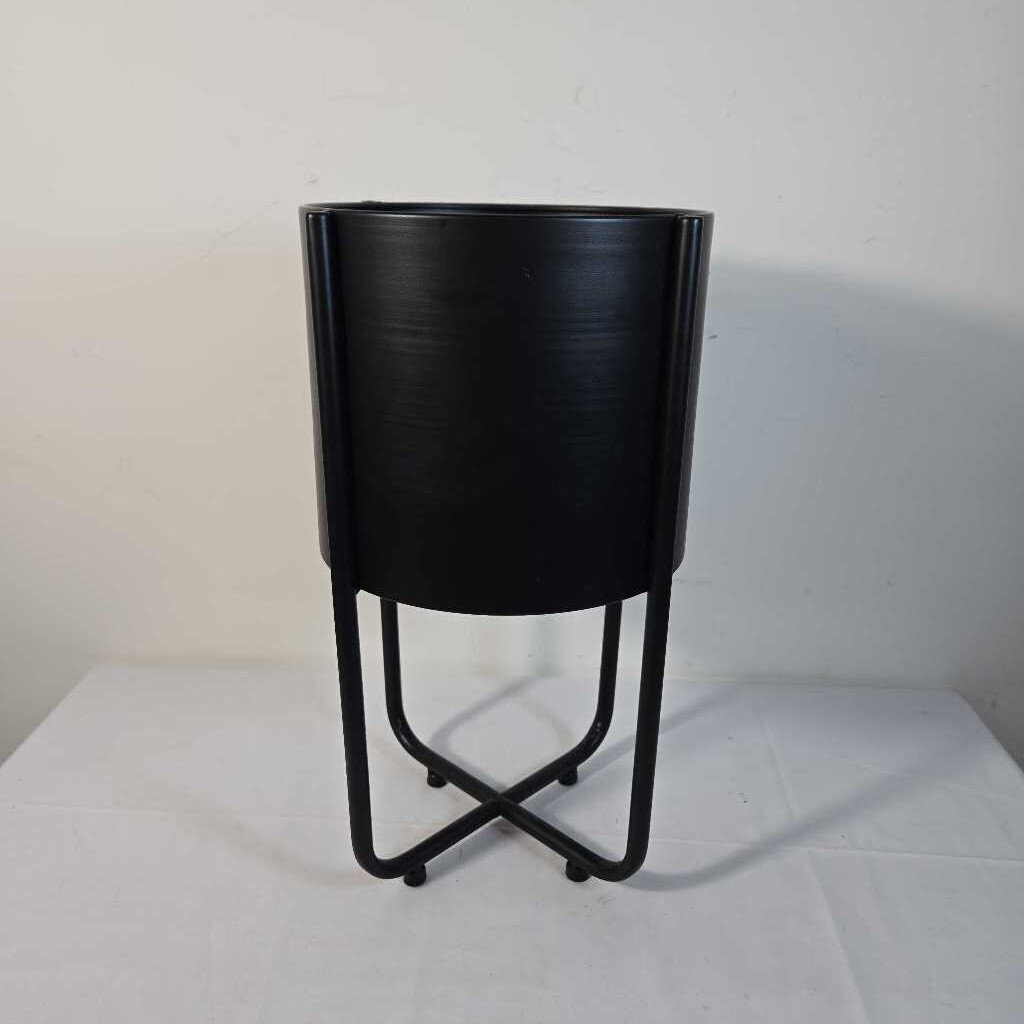 RAISED BLACK PLANTER