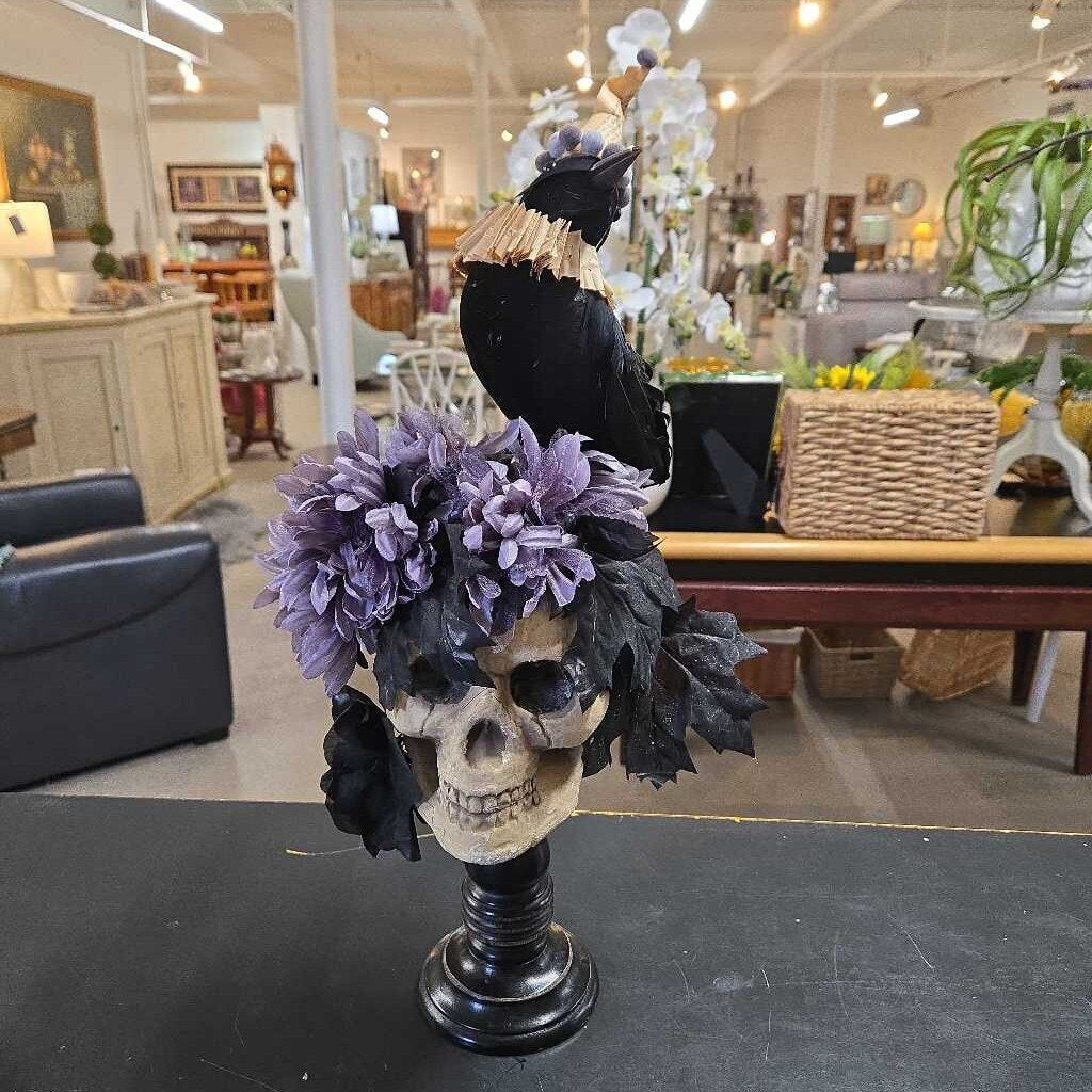 SKULL ON STAND W/CROW ON HEAD