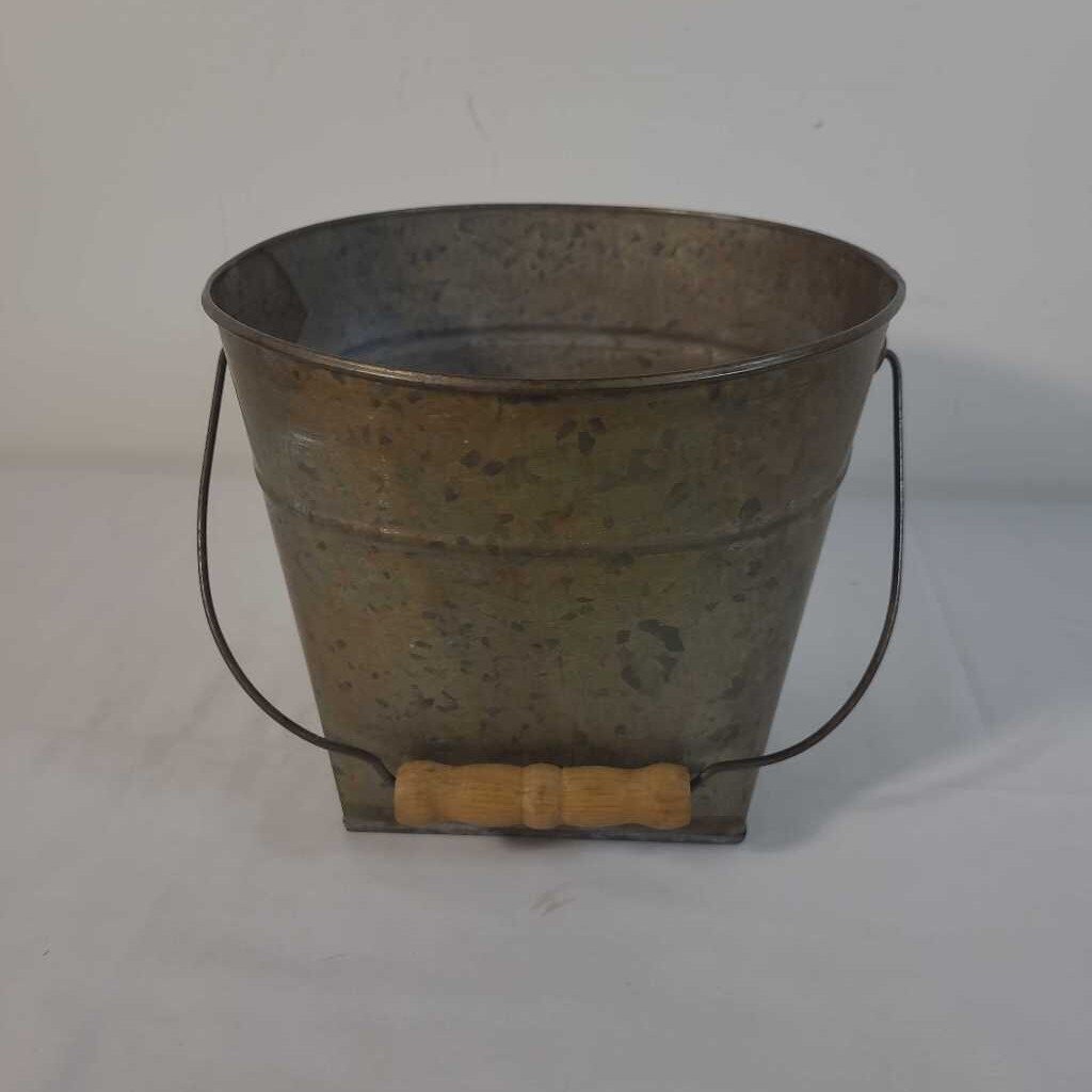TIN BUCKET W/ HANDLE