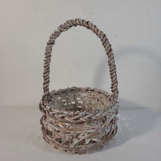 WHITE WOVEN BASKET W/ HANDLE