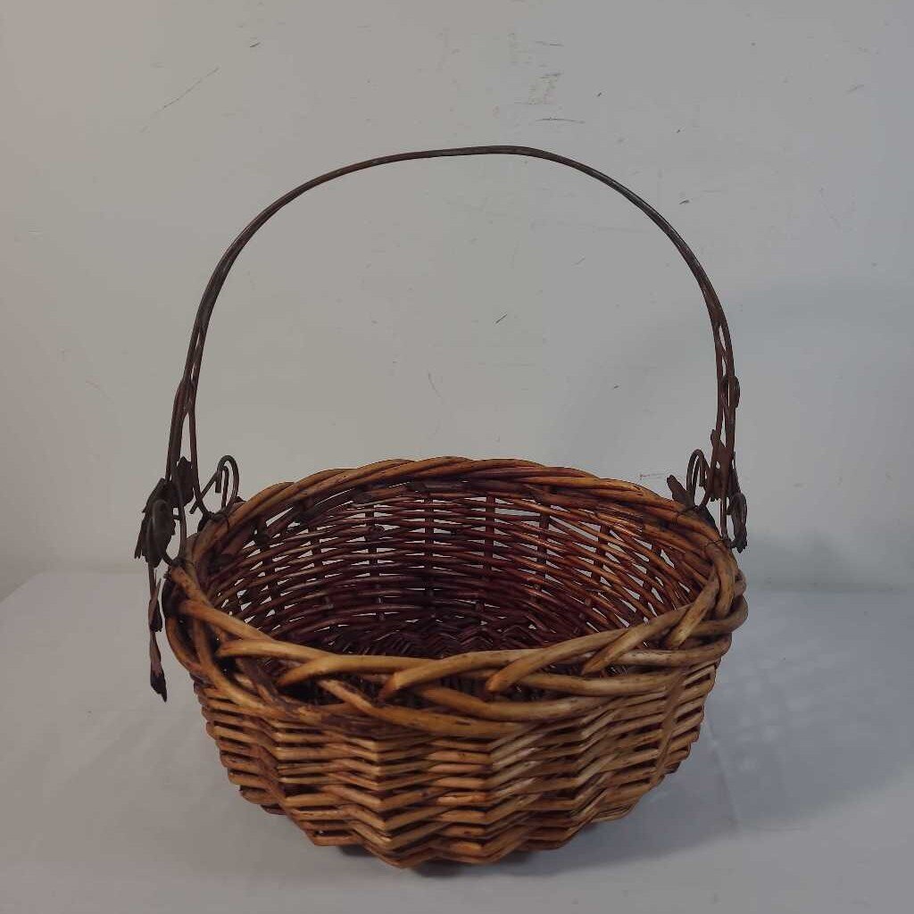 ROUND BASKET W/ METAL HANDLE