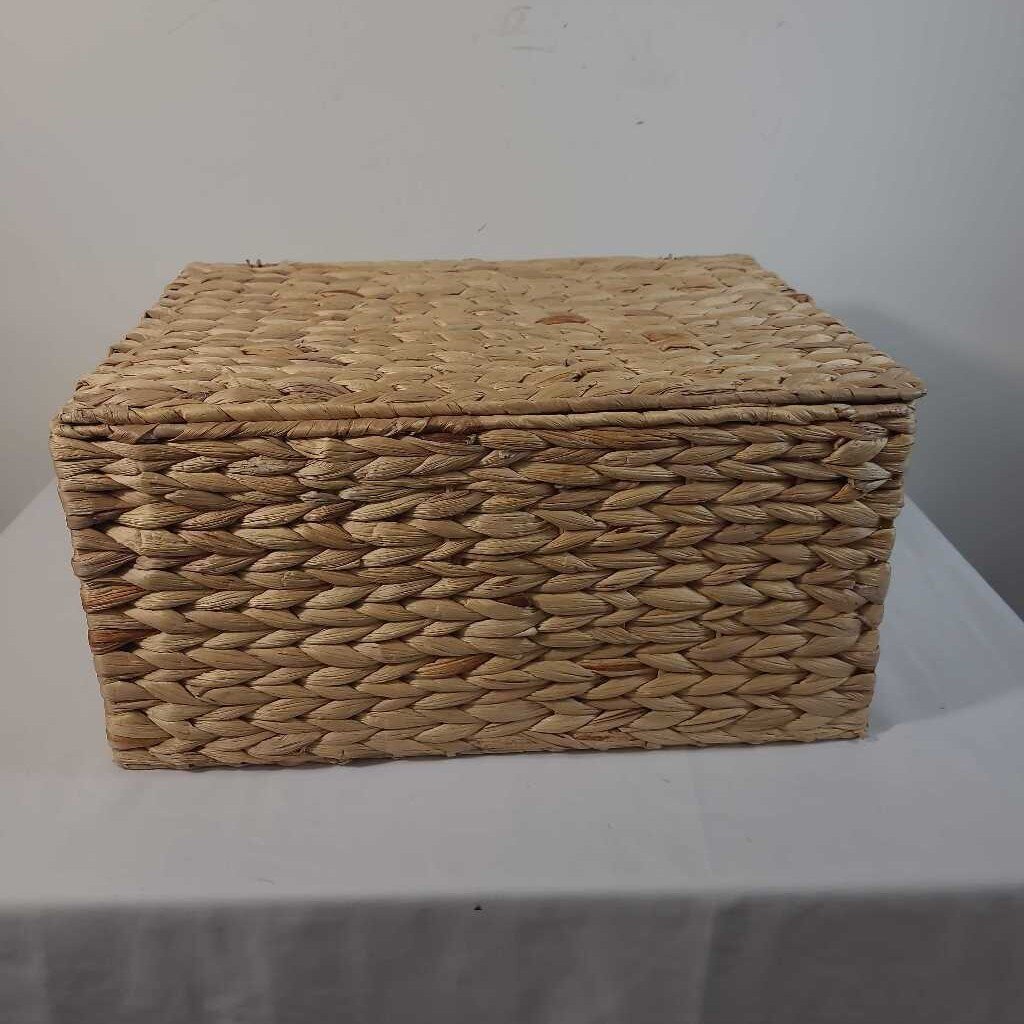 LIDDED WOVEN BASKET