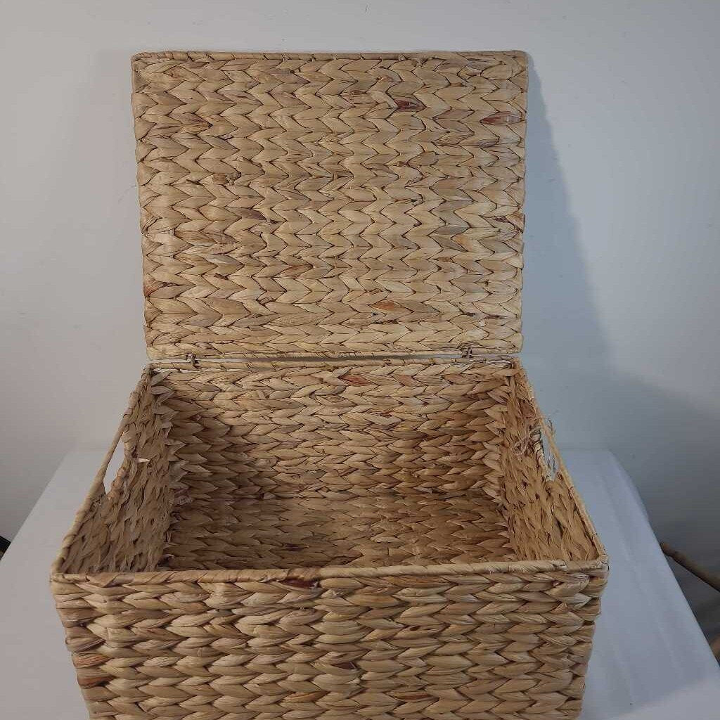 LIDDED WOVEN BASKET
