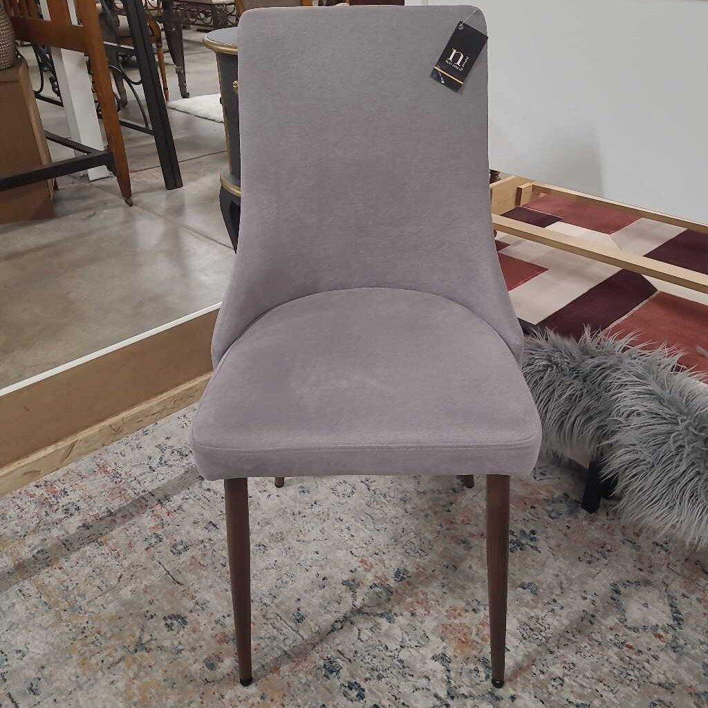 GREY ACCENT CHAIR W/WOODEN LEGS