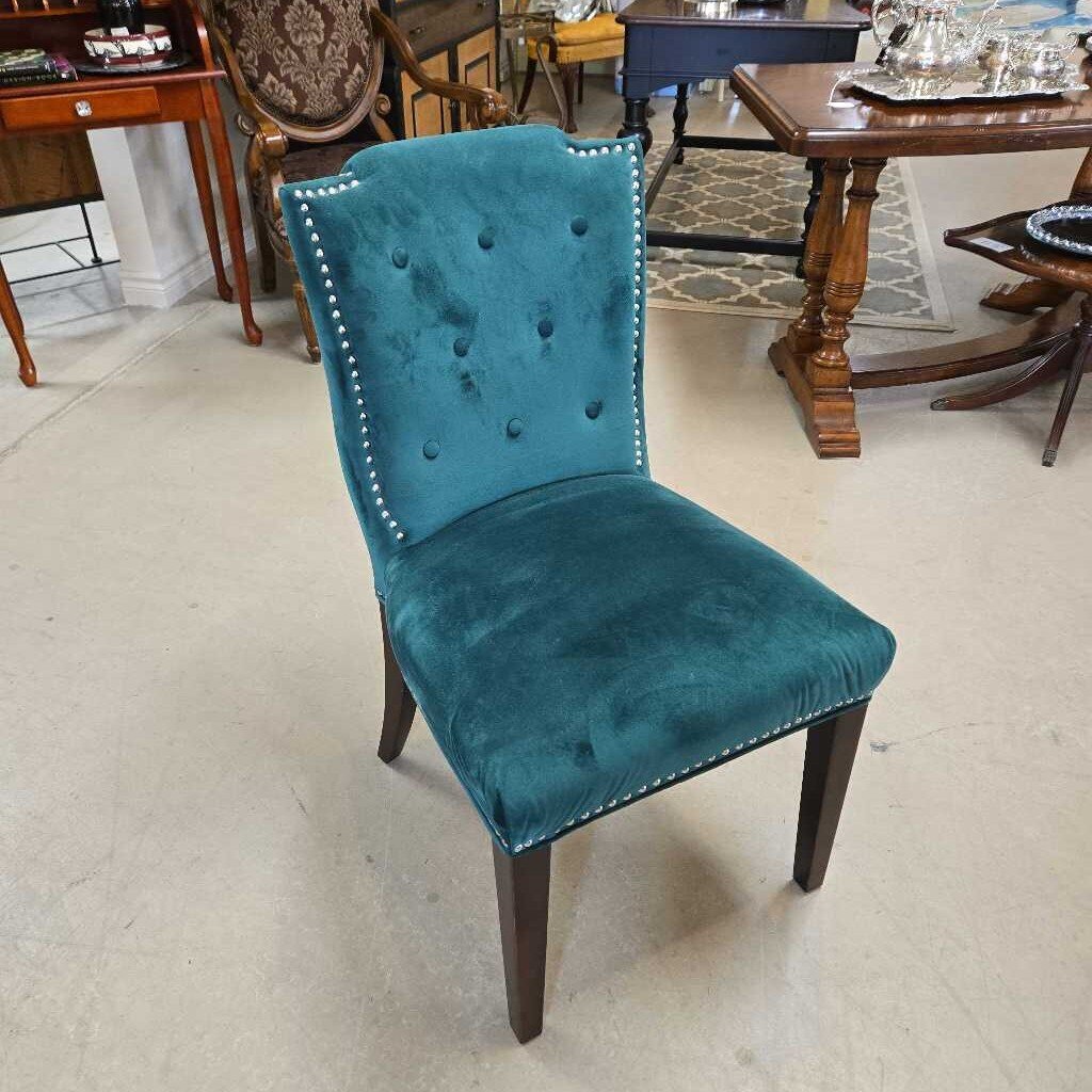 GREEN VELVET ACCENT CHAIR