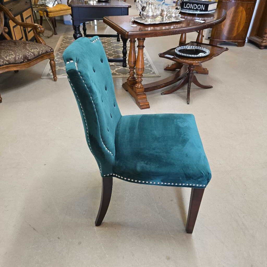 GREEN VELVET ACCENT CHAIR