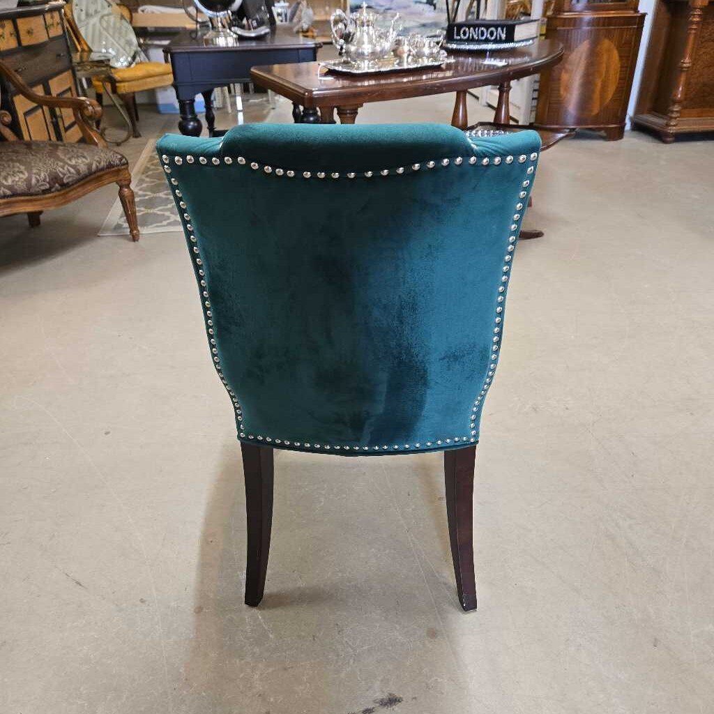 GREEN VELVET ACCENT CHAIR