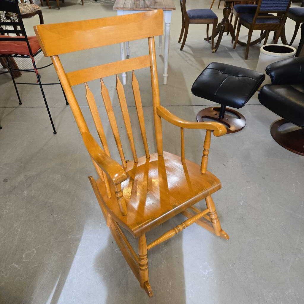 WOOD ROCKING CHAIR