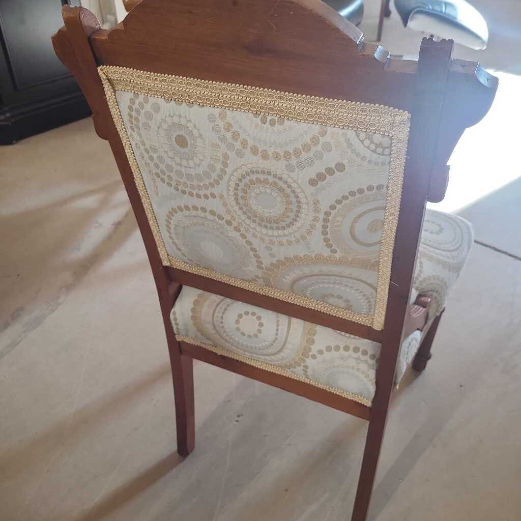 EASTLAKE ACCENT CHAIR