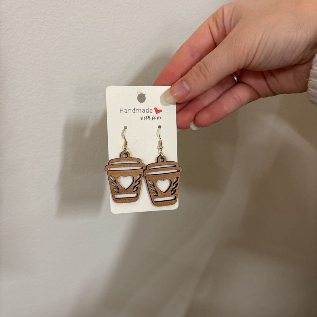 Take out coffee cups with heart wooden earrings