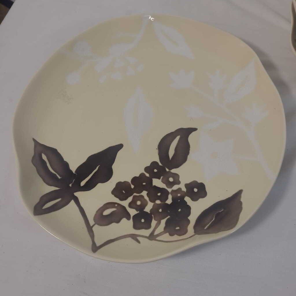 S/11 CREAM DINNER PLATES W/ BROWN & WHITE PATTERN