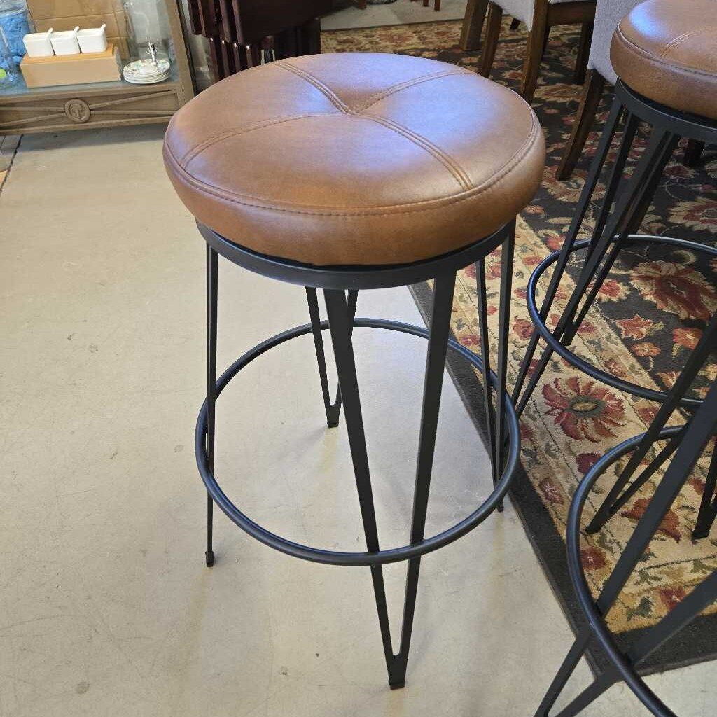 S/4 COGNAC & BLACK BARSTOOLS