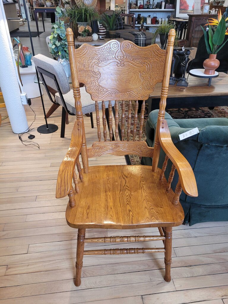 OAK PEDESTEL TABLE W? 6 PRESSBACK CHAIRS 1-24" LEAF