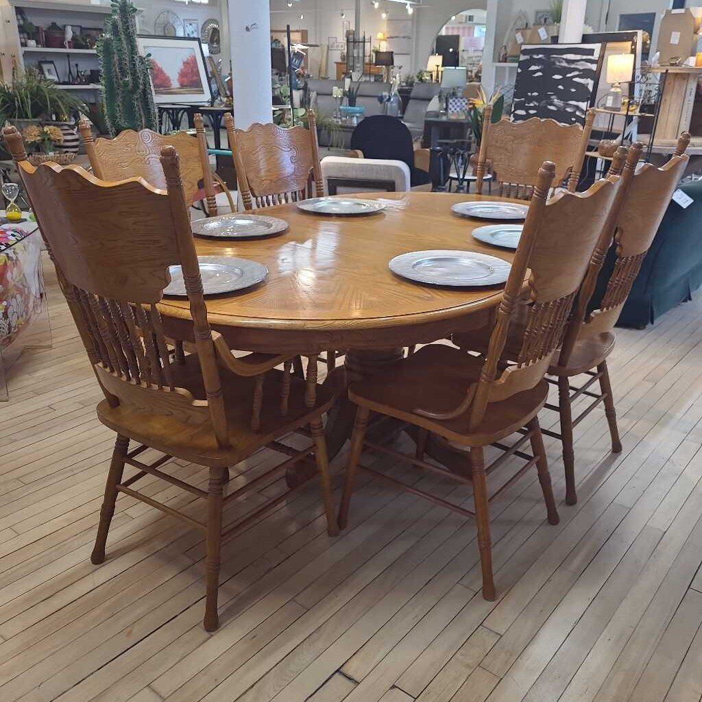 OAK PEDESTEL TABLE W? 6 PRESSBACK CHAIRS 1-24" LEAF