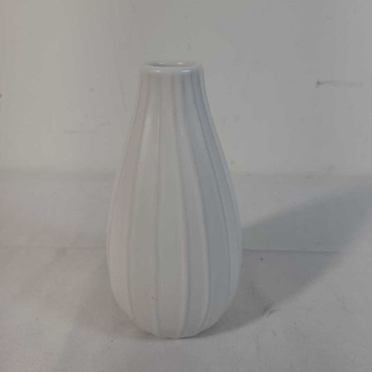 WHITE RIBBED BUD VASE