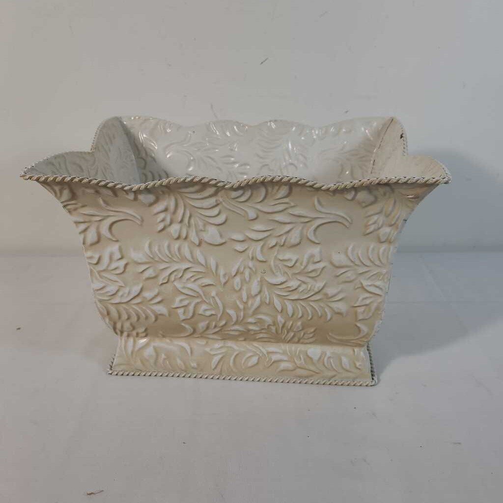 CREAM TIN PLANTER W/LINER