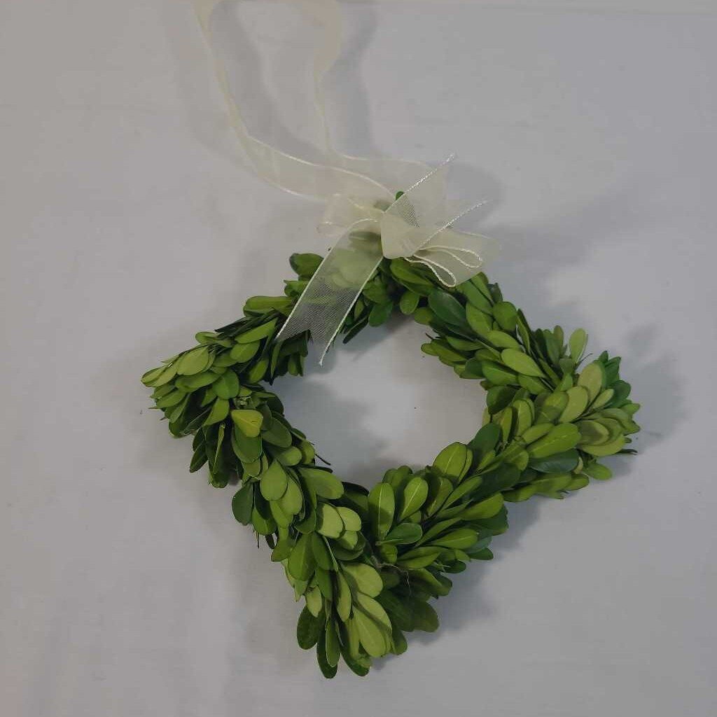 DIAMOND BOXWOOD WREATH